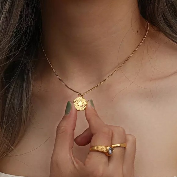 NEW 18K GOLD OVAL PENDANT MOON SUN STAR NECKLACE, NICE NECKLACE, CUTE NECKLACE - Picture 5 of 7